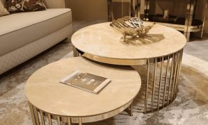 Desain Meja Kuningan Ruang Tamu Klasik untuk Tampilan Interior Berkelas